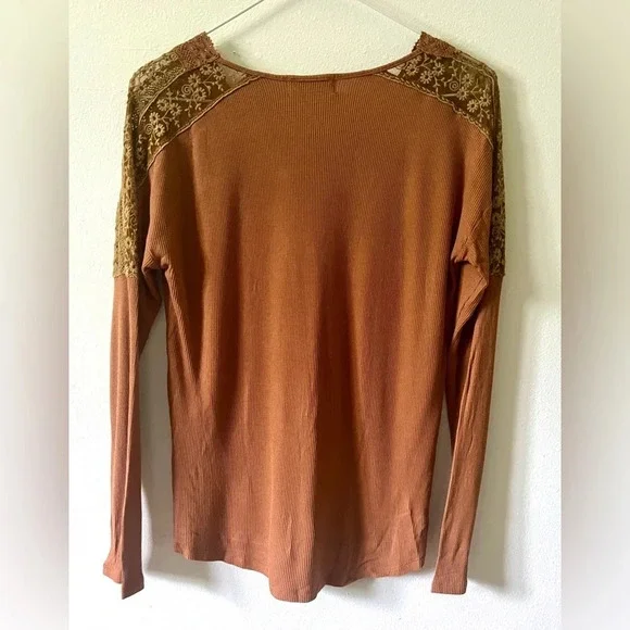 The Nines NWT Lace Detail Burnt Orange Top - Size S - Picture 3 of 3